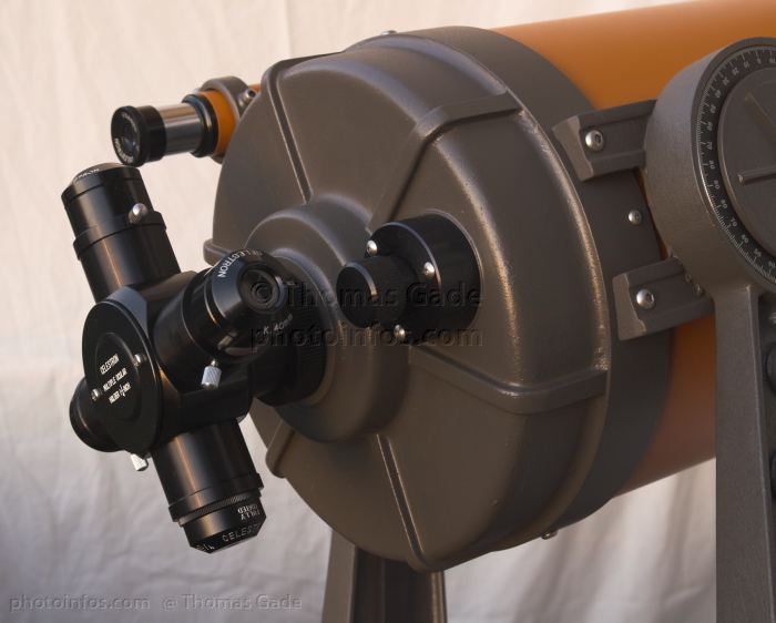 Celestron C8 Teleskop. Schmidt Cassegrain
2006. Astronomie. Himmelskunde. Oranges Celestron C8 in einer Gabelmontierung. 8 Zoll. 20cm Öffnung. Schmidt-Cassegrain (SCT) Teleskop. Reflektor. Hier mit Okularrevolver.  Baujahr wahrscheinlich 1981.
Schlüsselwörter: Astronomie;Berlin;C8;Celestron;Fernrohr;Montierungen;Okulare;Optik;Schmidt Cassegrain;telescope;Teleskop;Teleskope