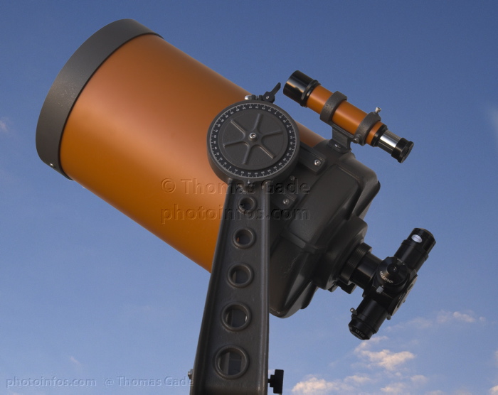 Celestron C8 Teleskop. Schmidt Cassegrain auf Gabelmontierung
2006. Astronomie. Himmelskunde. Oranges Celestron C8 in einer Gabelmontierung. 8 Zoll. 20cm Ãffnung. Schmidt-Cassegrain (SCT) Teleskop. Reflektor. Hier mit Okularrevolver.  Baujahr wahrscheinlich 1981.
Schlüsselwörter: Astronomie;Berlin;C8;Celestron;Fernrohr;fork mount;forkmount;Gabelmontierung;Montierungen;Okulare;Optik;Schmidt Cassegrain;telescope;Teleskop;Teleskope