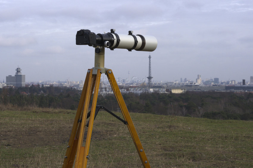 Teleskop. Skywatcher ED80 Refraktor
28. 1. 2015. Teleskop. DSLR an einem Skywatcher ED80 Refraktor auf azimutaler Montierung AYO. Berlin. Drachenberg. Funkturm
Schlüsselwörter: 2015;AYO;Azimutale Montierung;Berlin;Drachenberg;ED80;Funkturm;Refraktor;Skywatcher;Stativ;Teleskop