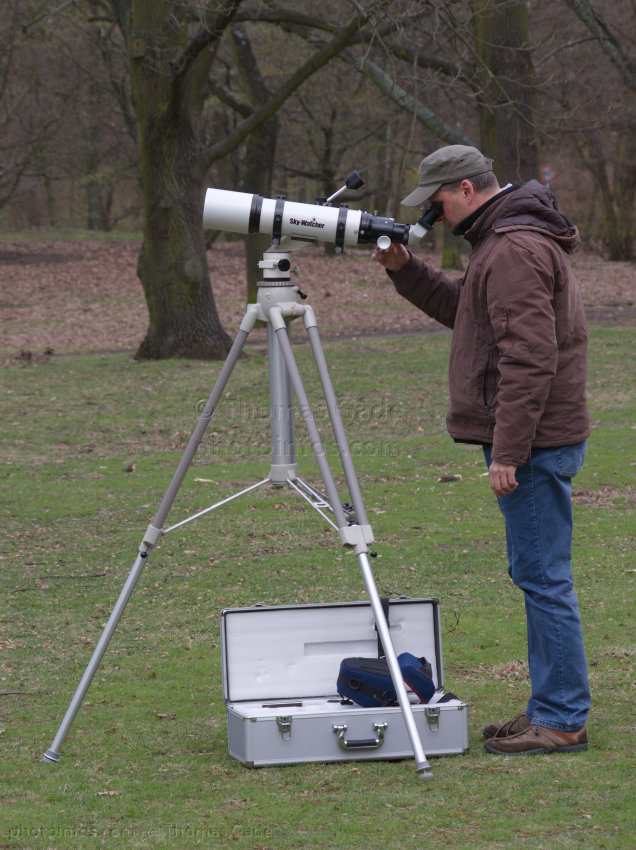 Teleskop. Sky-Watcher Pro 80ED. Vixen Porta auf Linhof Stativ
2. 4. 2012. Berlin. Teleskop. Sky-Watcher Pro 80ED. Vixen Porta auf Linhof Stativ.
Schlüsselwörter: Astronomie;Fernrohr;Optik;Refraktor;Sky-Watcher;Skywatcher;telescope;Apo;Teleskop