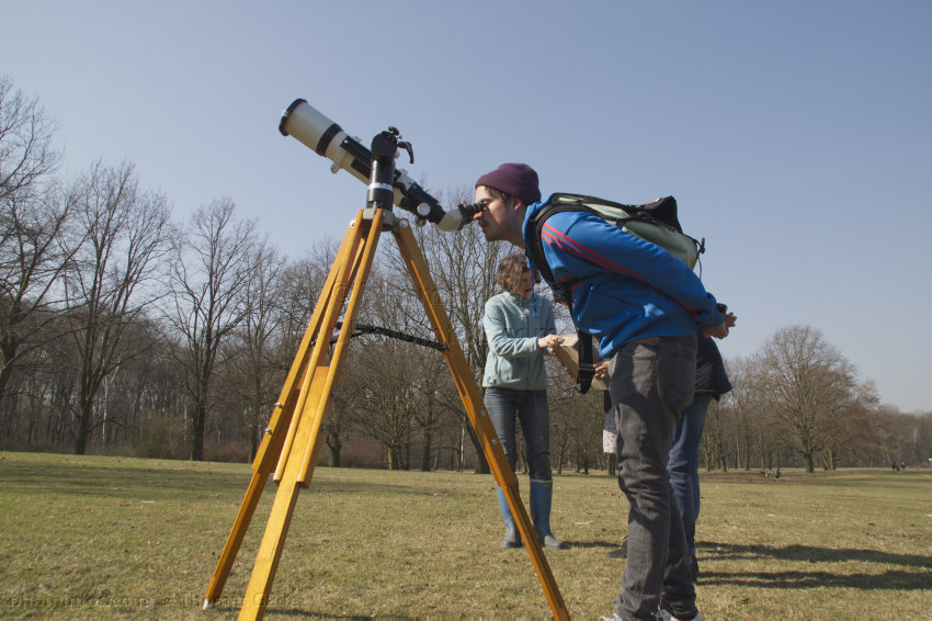 Beobachtung einer Sonnenfinsternis
20. 3. 2015. Berlin. Volkspark Rehberge. Beobachtung einer Sonnenfinsternis durch ein Teleskop auf einem Stativ.
Schlüsselwörter: 2015;Astronomie;Berlin;Park;Rehberge;Sonnenfinsternis;Stativ;Teleskop;Volkspark;Wedding