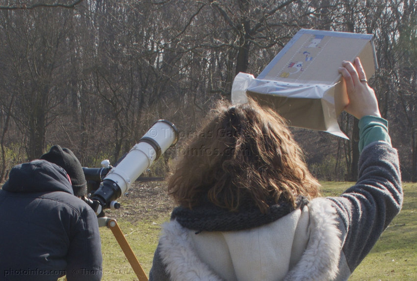 Beobachtung einer Sonnenfinsternis
20. 3. 2015. Berlin. Volkspark Rehberge. Beobachtung einer Sonnenfinsternis
Schlüsselwörter: 2015;Astronomie;Berlin;Park;Rehberge;Sonnenfinsternis;Volkspark;Wedding