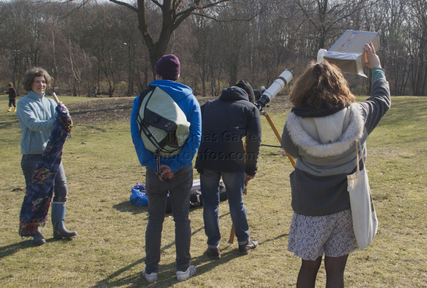 Beobachtung einer Sonnenfinsternis
20. 3. 2015. Berlin. Volkspark Rehberge. Beobachtung einer Sonnenfinsternis
Schlüsselwörter: 2015;Astronomie;Berlin;Park;Rehberge;Sonnenfinsternis;Volkspark;Wedding