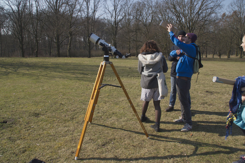 Beobachtung einer Sonnenfinsternis
20. 3. 2015. Berlin. Volkspark Rehberge. Beobachtung einer Sonnenfinsternis
Schlüsselwörter: 2015;Astronomie;Berlin;Park;Rehberge;Sonnenfinsternis;Volkspark;Wedding