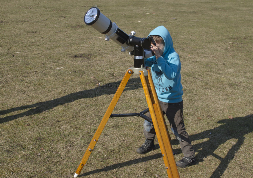 Teleskop mit Sonnenfilterfolie
20. 3. 2015. Berlin. Volkspark Rehberge. Beobachtung einer Sonnenfinsternis. Teleskop mit Sonnenfilterfolie
Schlüsselwörter: 2015;Astronomie;Berlin;ED80 Pro;Skywachter;Sonnenfinsternis;Teleskop