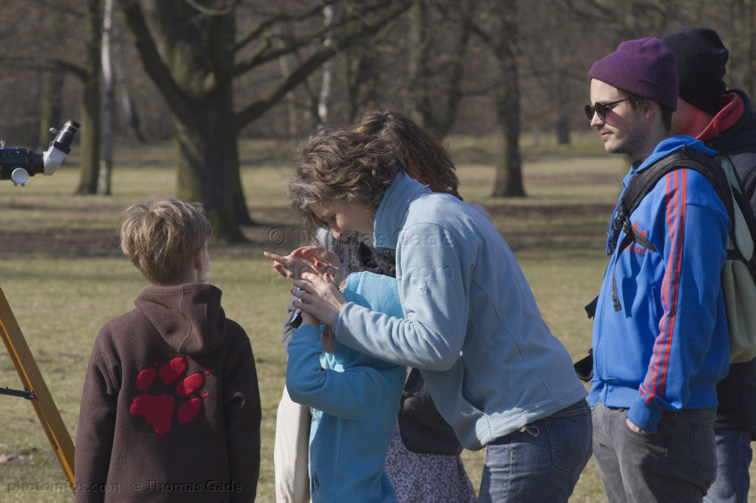 Beobachtung einer Sonnenfinsternis
20. 3. 2015. Berlin. Volkspark Rehberge. Beobachtung einer Sonnenfinsternis
Schlüsselwörter: 2015;Astronomie;Berlin;Park;Rehberge;Sonnenfinsternis;Volkspark;Wedding